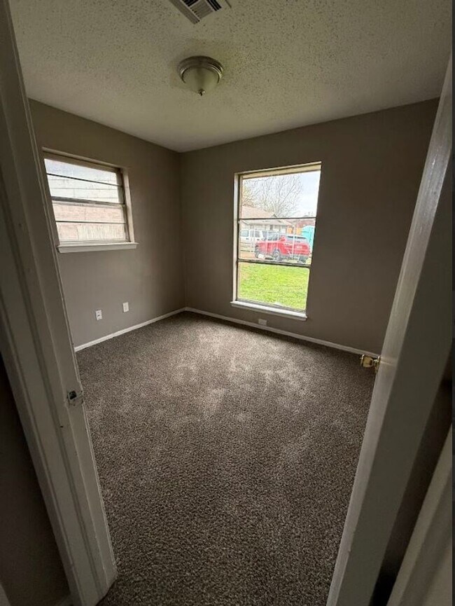 Building Photo - Charming 4-Bedroom Home with Spacious Yard!