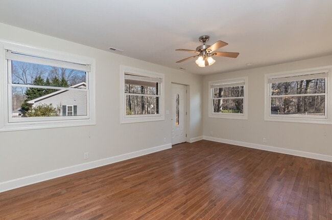 Building Photo - Gorgeous Three Bedroom Home!