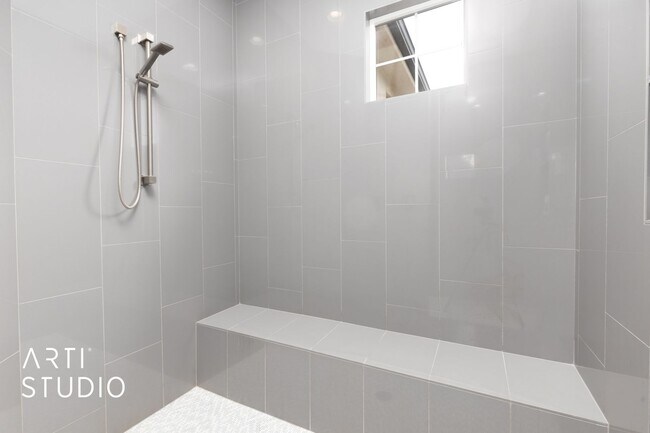 Building Photo - Gorgeous 5 bed 4 bath with AWESOME BACK YA...