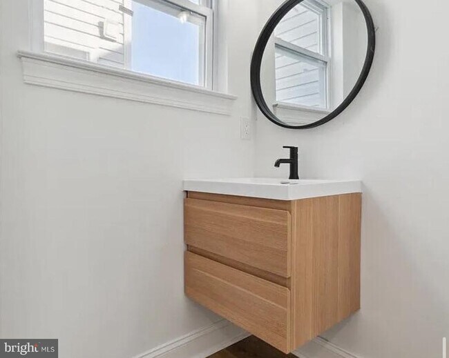 Building Photo - 673 N Preston St