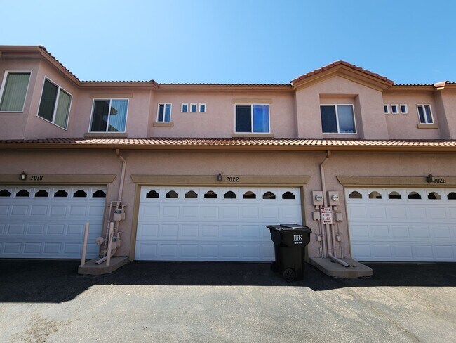 Building Photo - Quiet, adorable 2 Bed 3 Bath Townhome in 80923!