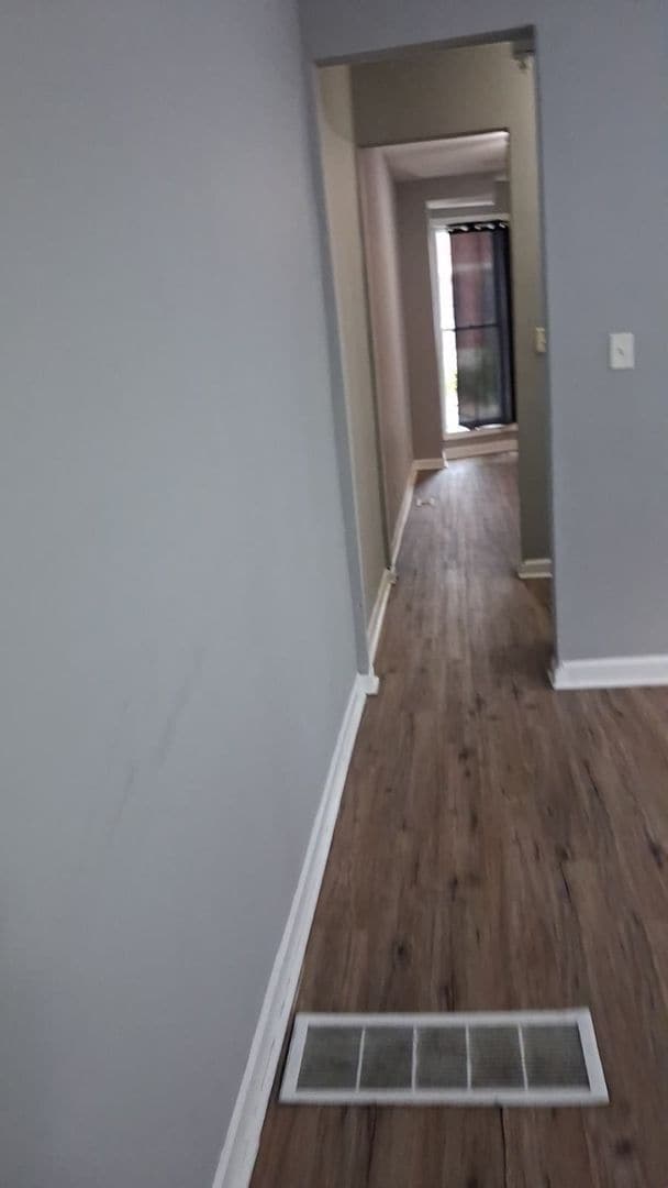 Building Photo - Three Bedroom One Bathroom Ready For ASAP Move In