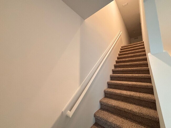 Building Photo - Never-Lived-In 3BR/2.5BA Townhome! Screened Lanai & Pond View!