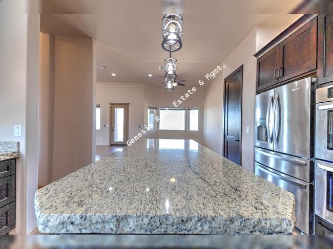 Building Photo - "Spacious Tucson Retreat with Granite Elegance and Cozy Fireplace – 4 Bed, 3.5 Bath Gem!"