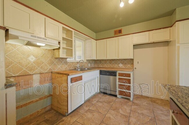 Building Photo - 1805 NE 53rd St