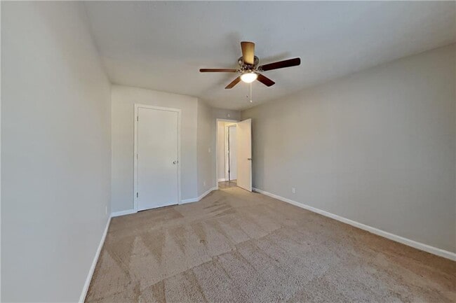 Building Photo - 645 Paris Dr