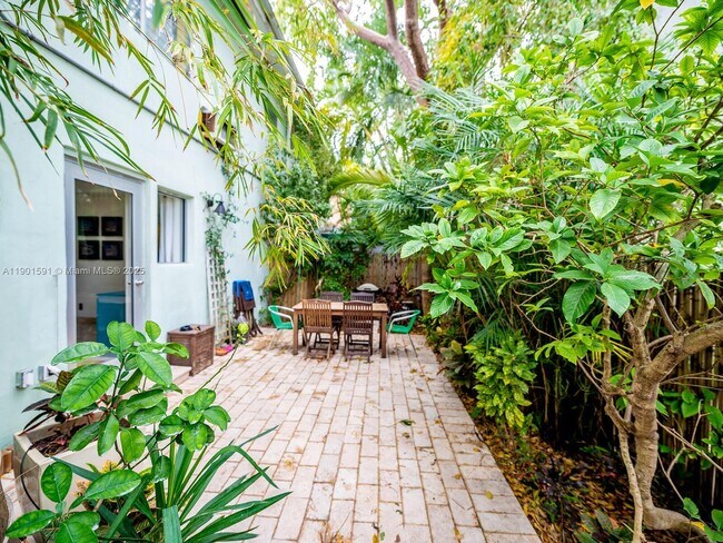 Building Photo - 1127 Meridian Ave