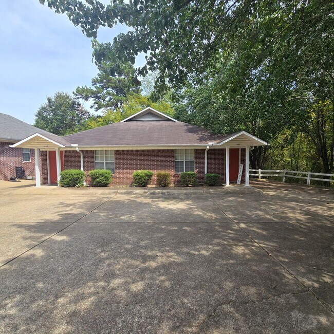 Building Photo - 2 Bedroom 1 Bath Condo Style Apartment