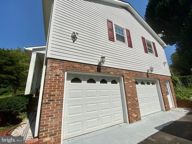 Building Photo - 7 Marshall Ln