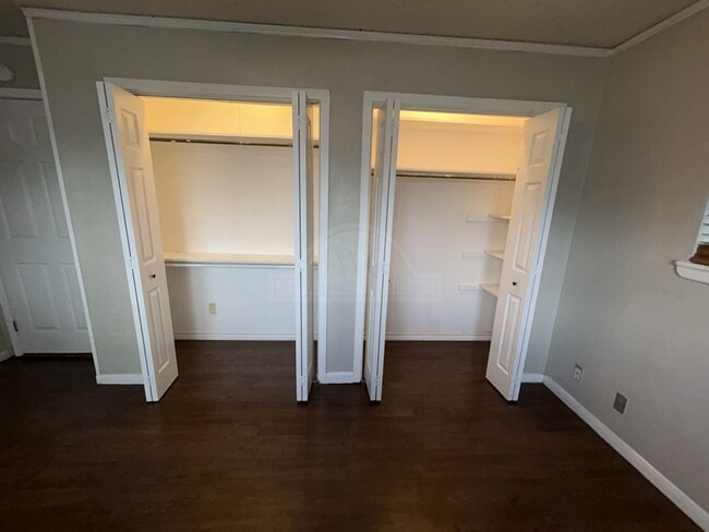 Building Photo - 601 Sutton Dr