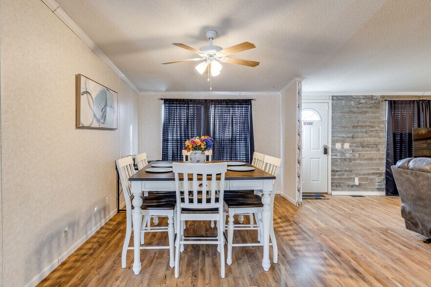 Building Photo - 9427 Syble Dr