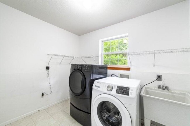 Building Photo - 2801 Shingo Ct