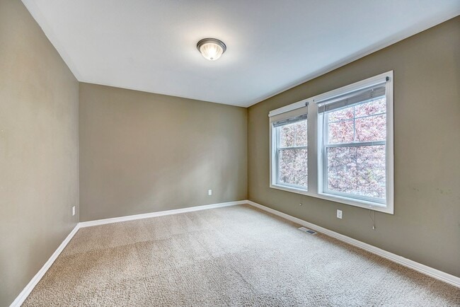 Building Photo - Beautiful Custom Craftsman style home in Kirkland