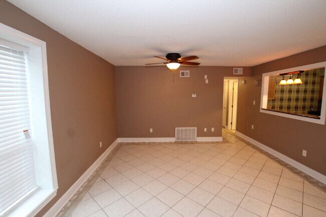 Building Photo - Coastal Condo Living with Pensacola Bay Views, Waterfront Pool Access & Prime Location Near Downt...