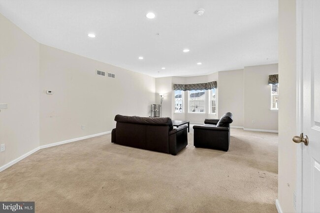 Building Photo - 48 Munro Rd