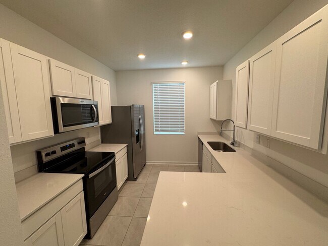 Building Photo - 2/2.5 New Townhome Available