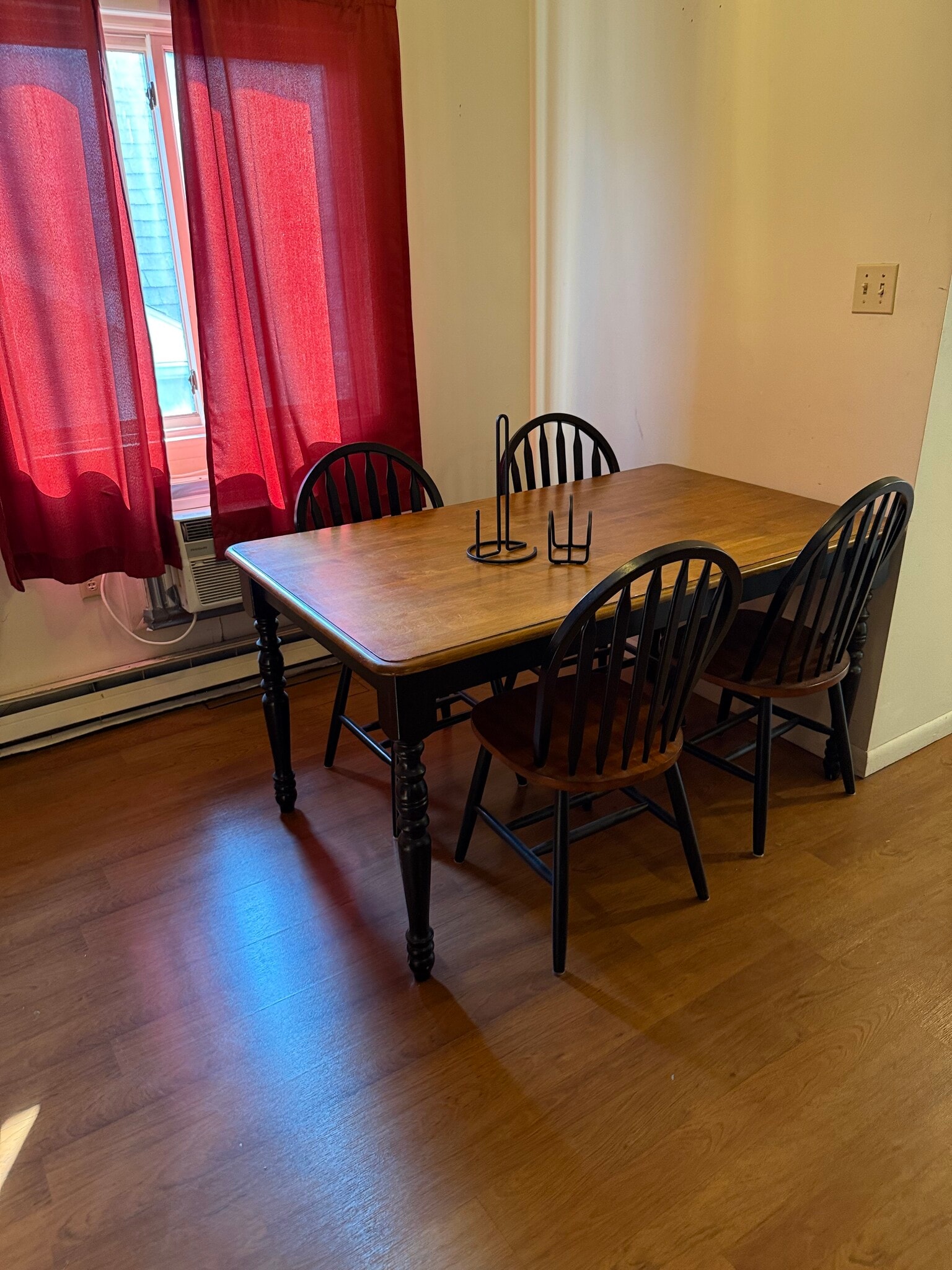 Dining Area - 926 Washington Blvd