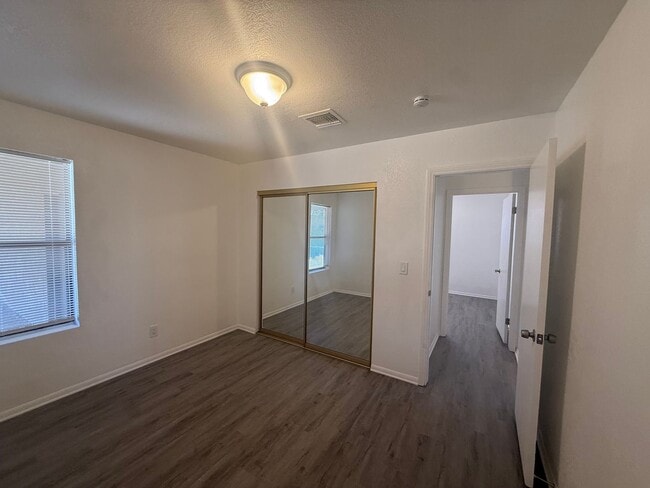 Building Photo - 3 Bedroom 2 Bathroom Home