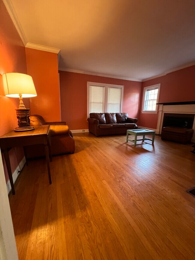 Building Photo - 815 W Johnson St