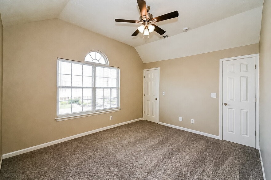 Building Photo - 8021 Logan Dr