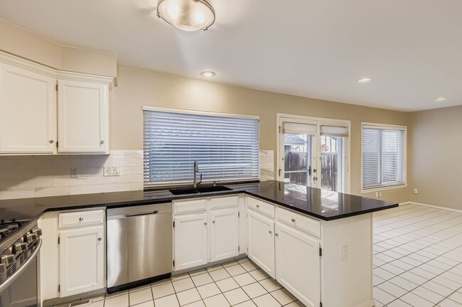 Building Photo - Evolve Real Estate: Charming 3 Beds/2 Bath...