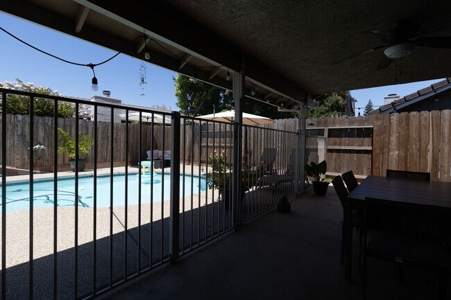 Building Photo - Stunning 3-bedroom, 2-bathroom home with a...