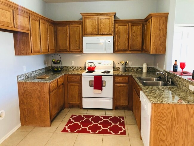 Building Photo - 3 bedroom, 2 bath with 2 car garage duplex...