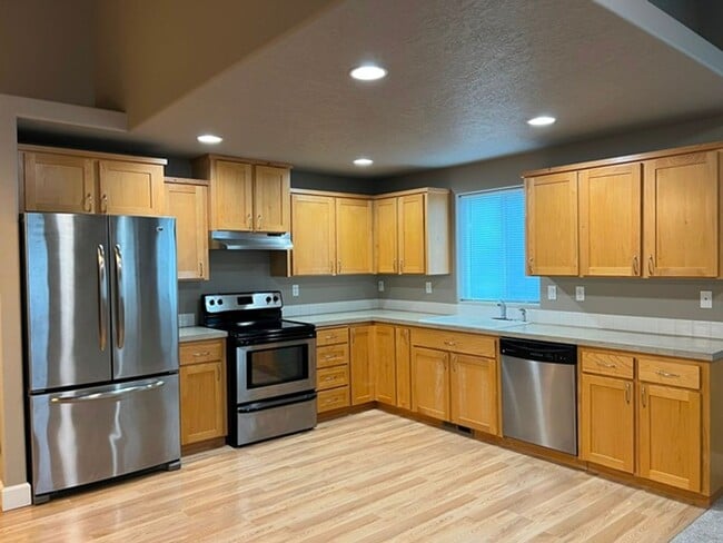 Building Photo - 3Bd/2Ba Single Story House - Available to View!