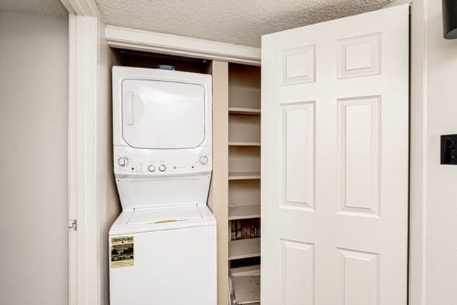 Building Photo - 2 Bedroom Condo with Pool and the Convinience of a Jefferson Hwy Address!