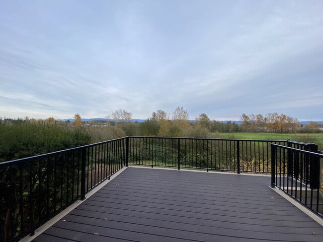 Building Photo - Spacious 4-bedroom with Panoramic Deck Next to Ferndale High