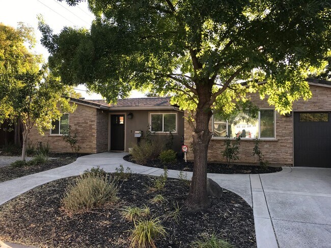 Building Photo - Gorgeous 3 bedroom home available now