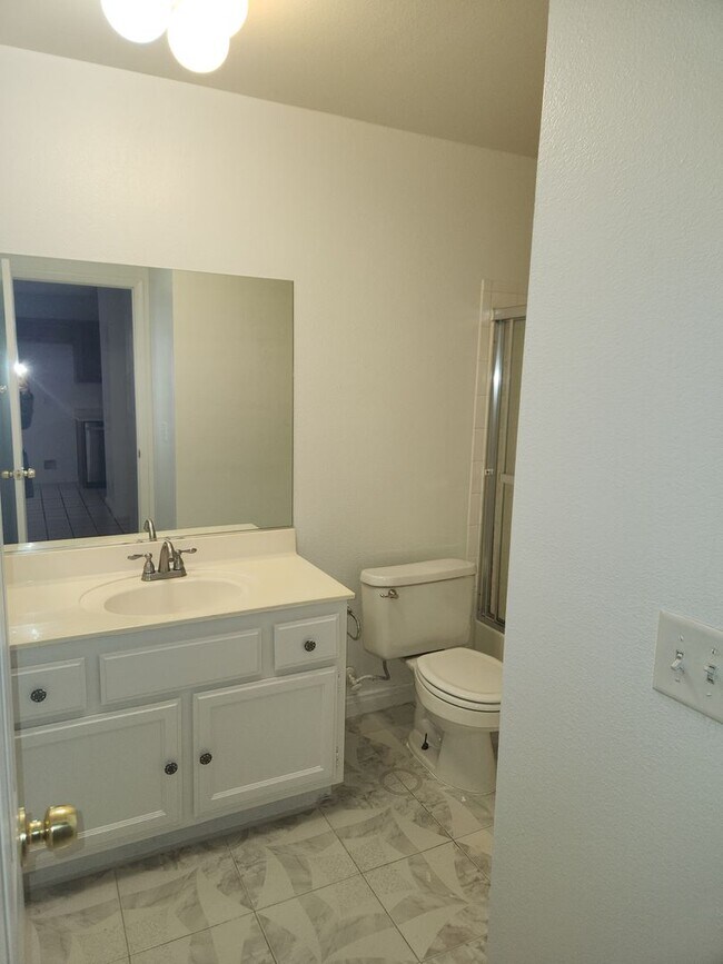 Building Photo - Single-Story 2 Bed, 2 Bath with 2-Car Garage in Gate Community