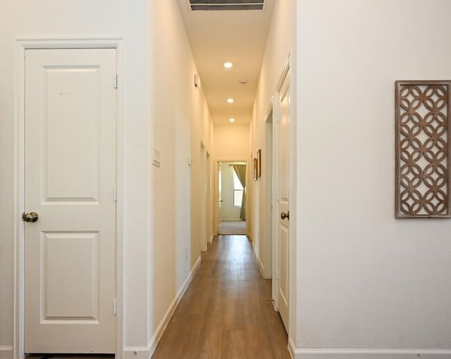 Building Photo - 3057 Pensacola Dr