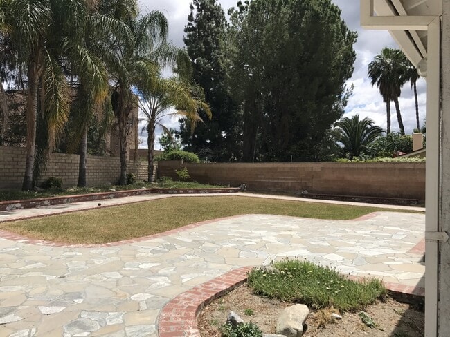 Building Photo - Beautiful 3 Bedroom 2 Bathroom West Hills Home! Great Location! Ready for Move-In!