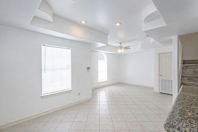 Building Photo - 1000 Ranchway Dr