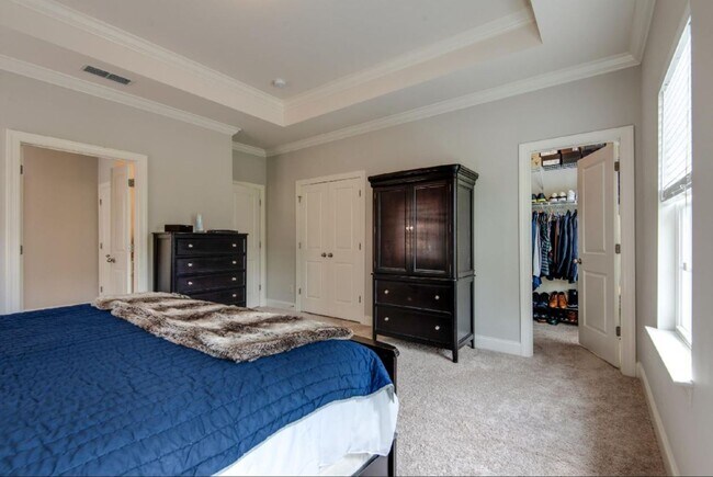 Building Photo - 3-bedroom, 2.5-bath home with a 2-car garage in the sought-after Gateway Village community of Fra...