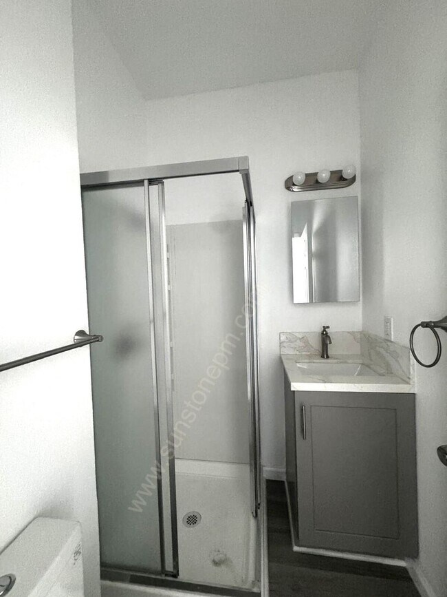 Building Photo - 696 E 9th St