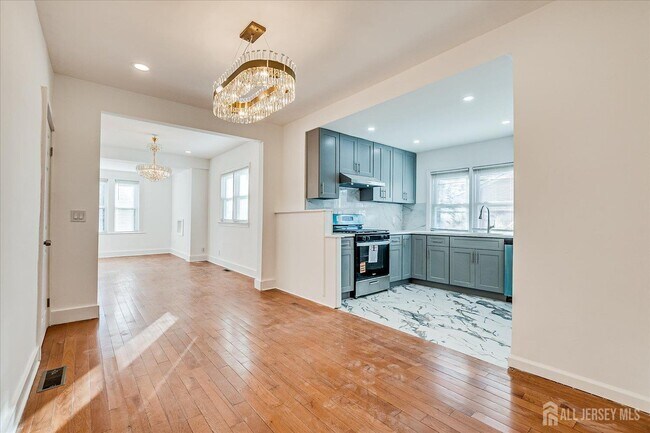 Building Photo - 385 Pierson Ave