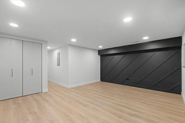 Building Photo - 927 N Mozart St