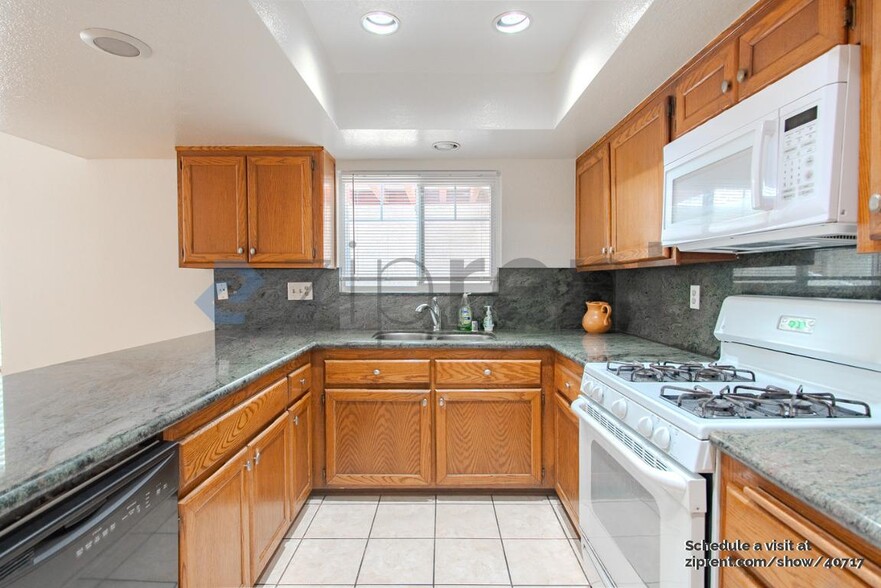 Building Photo - 2740 Gramercy Ave