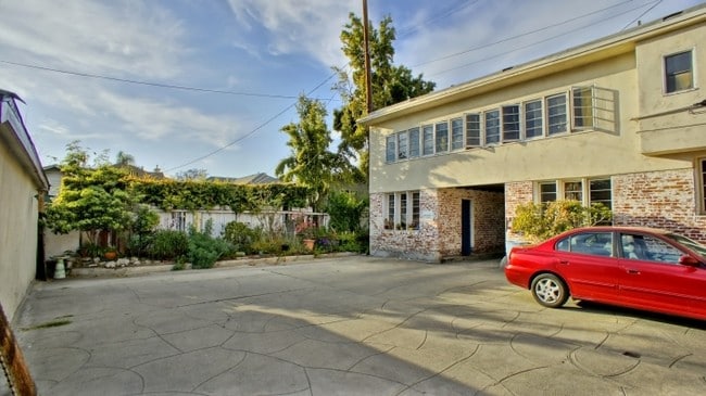 Primary Photo - 4350 Beverly Blvd