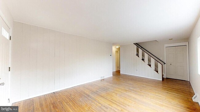 Building Photo - Recently Updated 4BR/2BA Twin with Central Air & Fenced Backyard