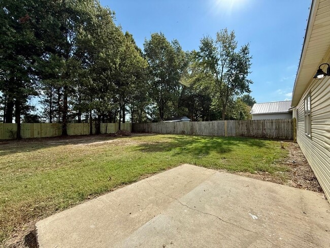 Building Photo - 3 Bedroom/2 Bathroom HOME FOR THE HOLIDAYS...