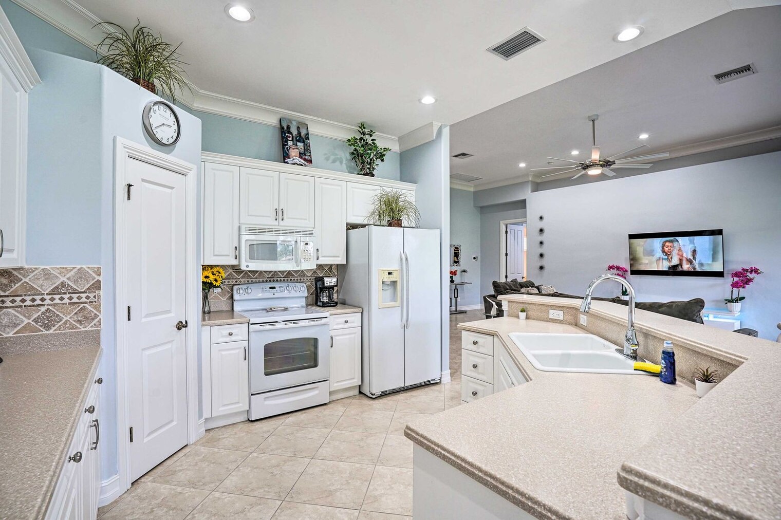 Building Photo - 6092 Dogleg Dr