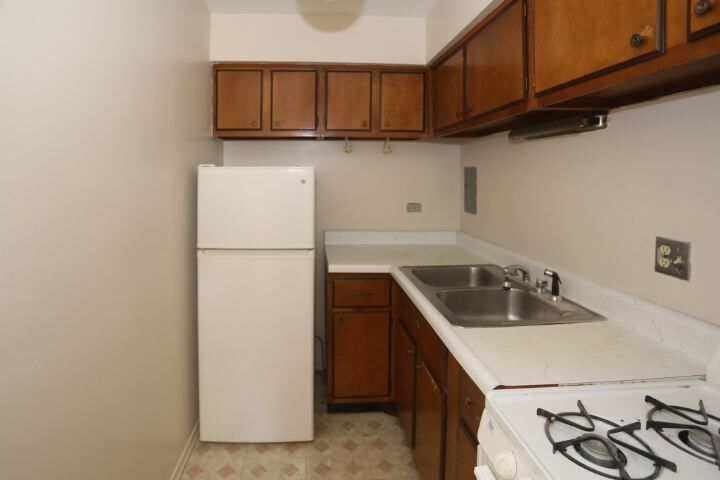 Building Photo - 665 W Wrightwood Ave