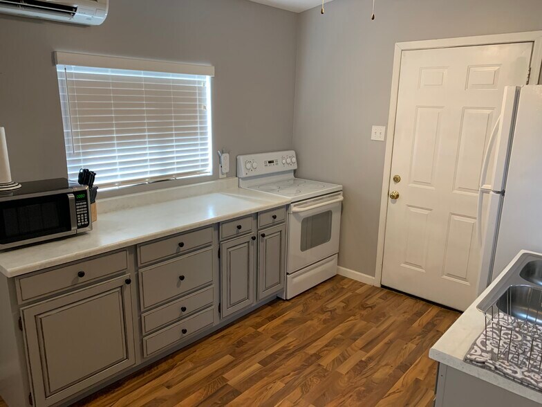 Full size residential electric range/oven - 1433 E. Edgemont Avenue