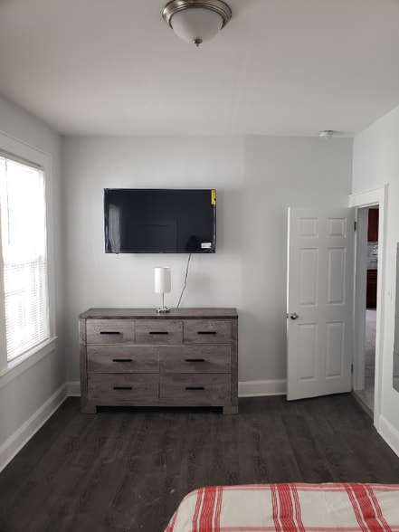 Building Photo - 142 Mapes Ave