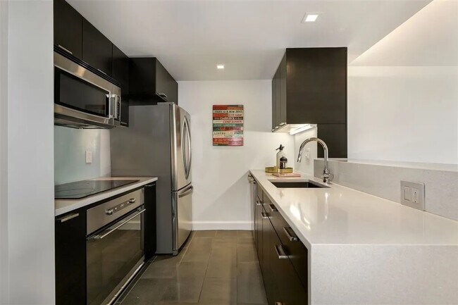 Building Photo - 20 2nd St