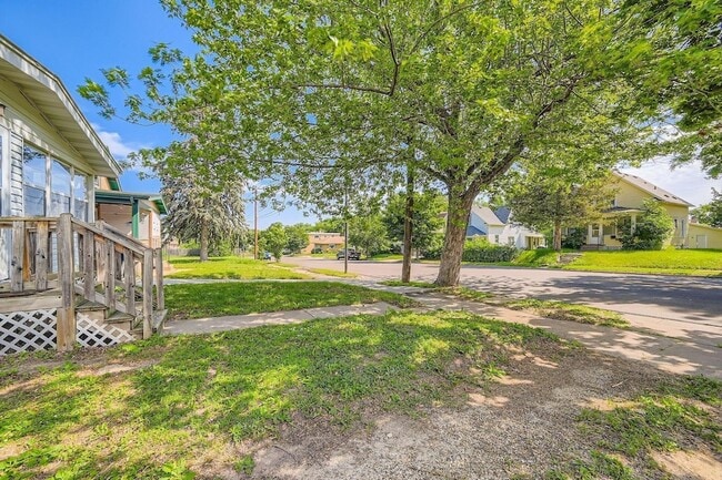 Building Photo - 1083 Western Ave N