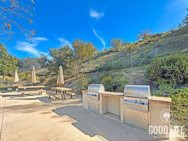 Building Photo - Great 2B/2.5BA Townhouse Available in Santee with Attached Garage & Onsite Pool, Spa, and Playgro...